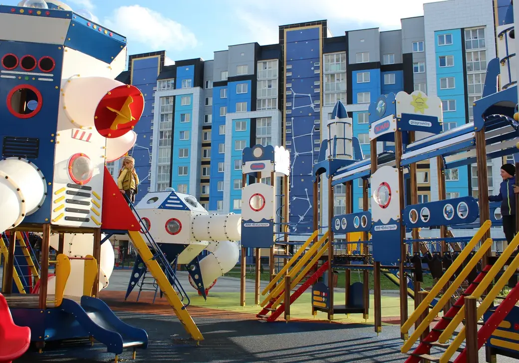 Май 2022 год. Новый микрорайон Могилева Спутник-2. Игровой комплекс для детей