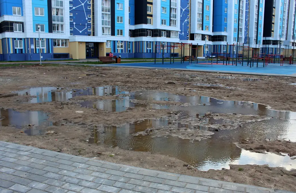 Май 2022 год. Новый микрорайон Могилева Спутник-2. В центре комплекса пока пустырь. Местная детвора рассказывала, что здесь построят детский сад