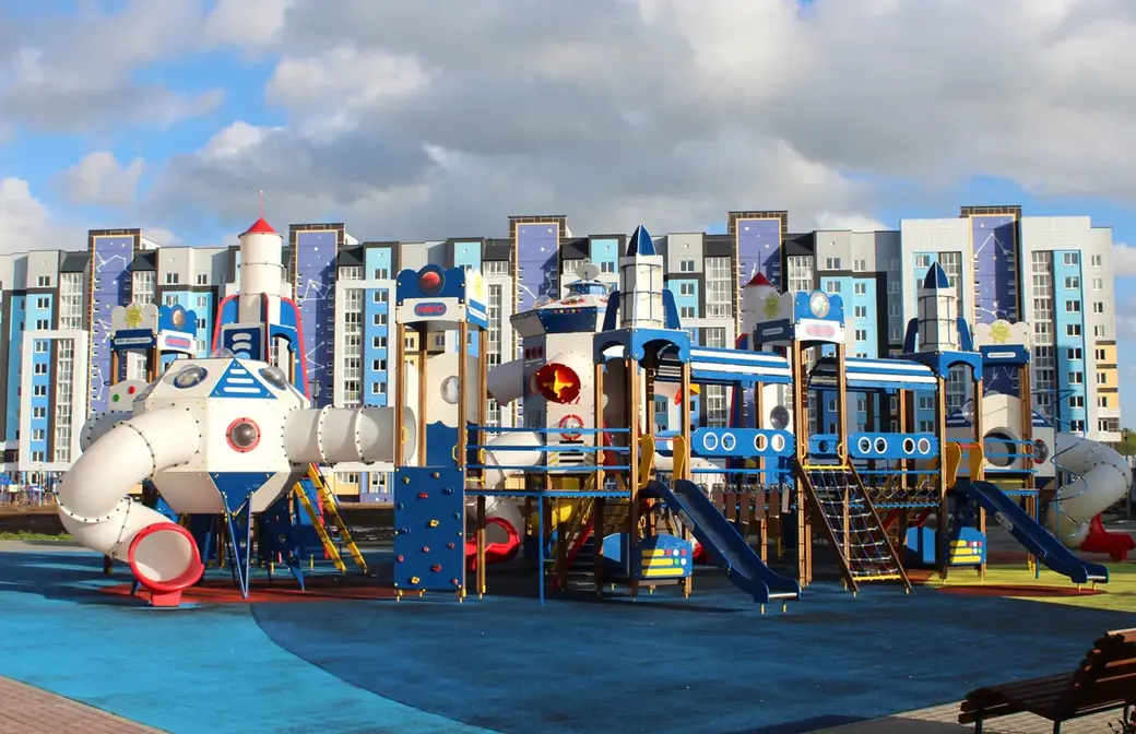 Май 2022 год. Новый микрорайон Могилева Спутник-2. Один из игровых комплексов для детей