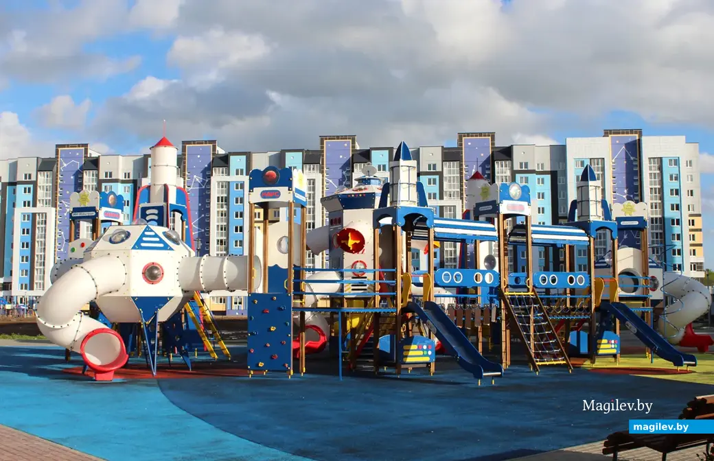 Вот такой «конфеткой» выглядела игровая площадка весной 2022 года. Фото Галины Покровской.