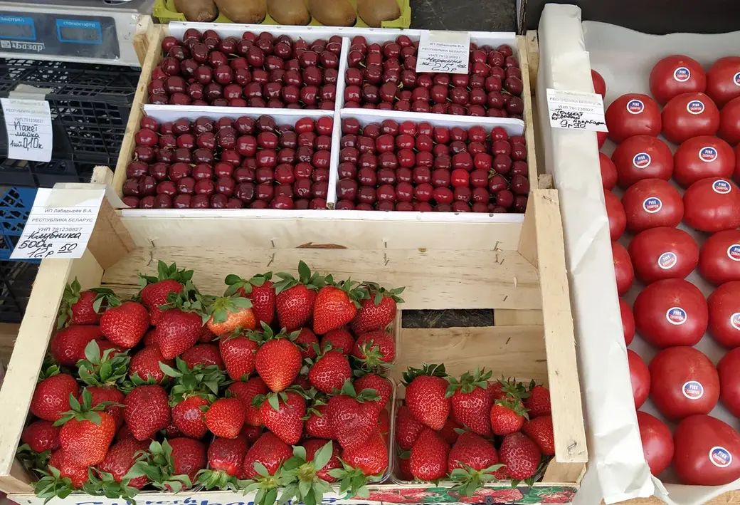 13.05.2022 г. Первая клубника в Могилеве. Уличная торговля на углу проспекта Шмидта и улицы Островского