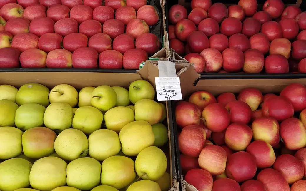 Яблоки лотка на углу проспекта Шмидта и улицы Островского. Могилев, май 2022 год.