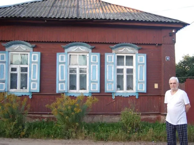 В этом доме в Бобруйске будущий писатель, публицист провел свое детство.