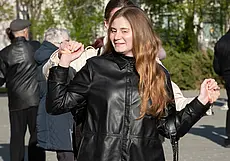 Танцы под духовой оркестр. Как проходят вечера отдыха в сквере 40-летия Победы?