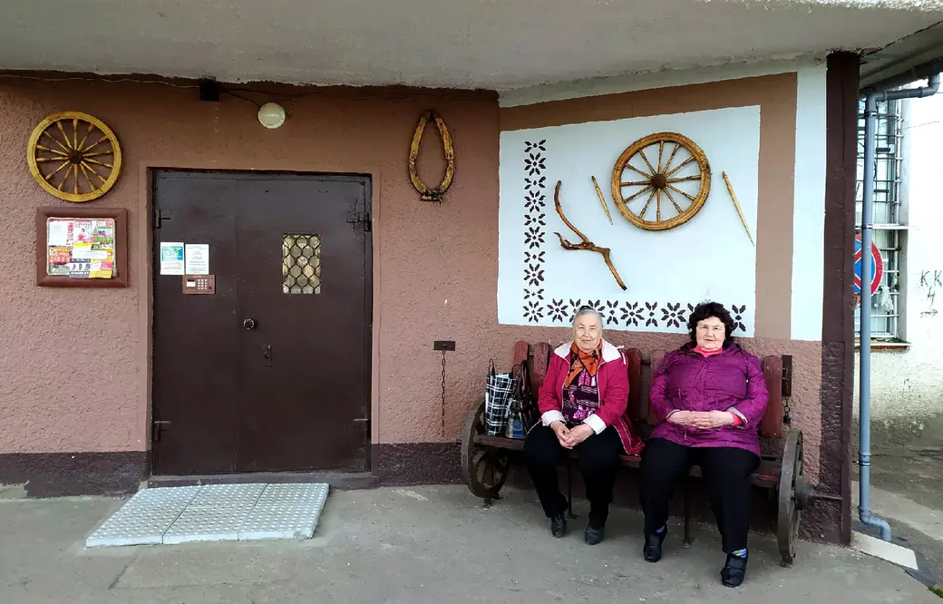 Могилев, Пушкинский проспект. Жильцы дома 18 украсили свой подъезд в этно-стиле.