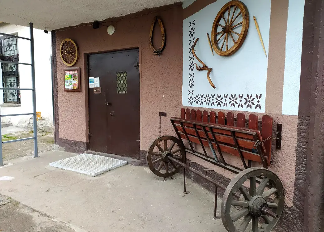 Могилев, Пушкинский проспект. Жильцы дома 18 украсили свой подъезд в этно-стиле.