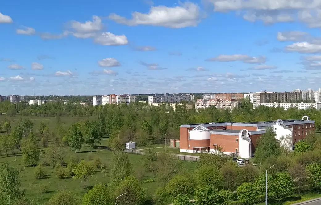 Одна из зеленых зон Могилева - парк 60-летия Октября, который требует благоустройства. Май 2022 года.