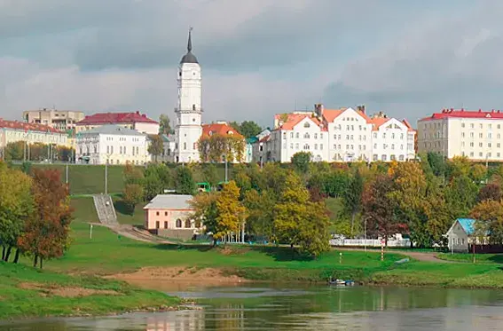 Могилевская ратуша. Вид с моста проспекта Пушкинского. Могилев 2020 год.