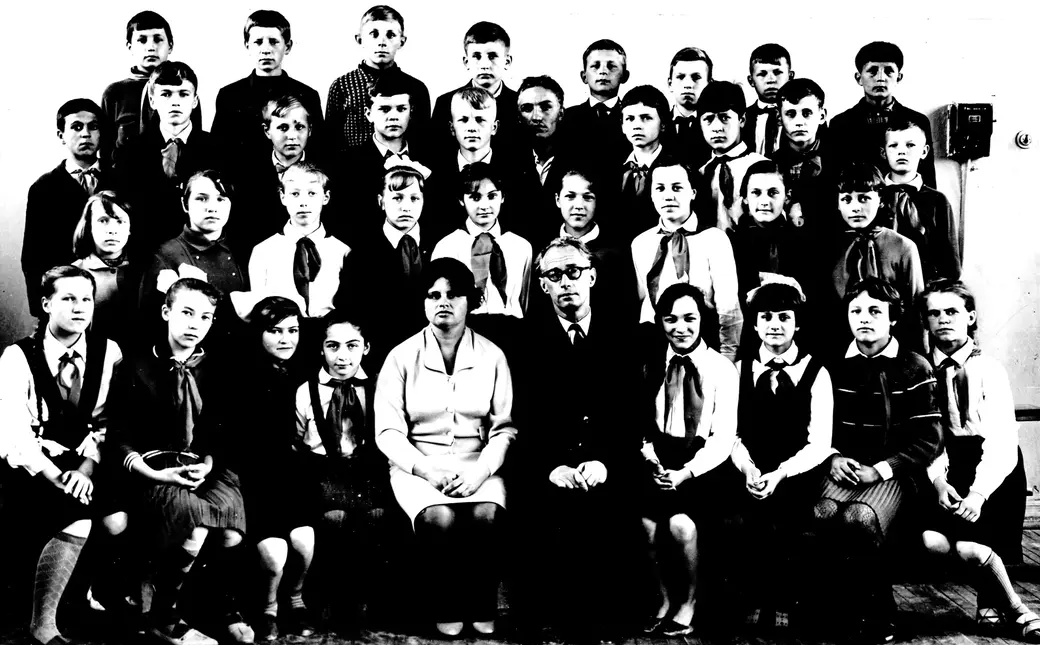 Настоящие пионеры никогда не откажутся от сбора макулатуры и металлолома. Бобруйск, сш №19, 1967 год.
