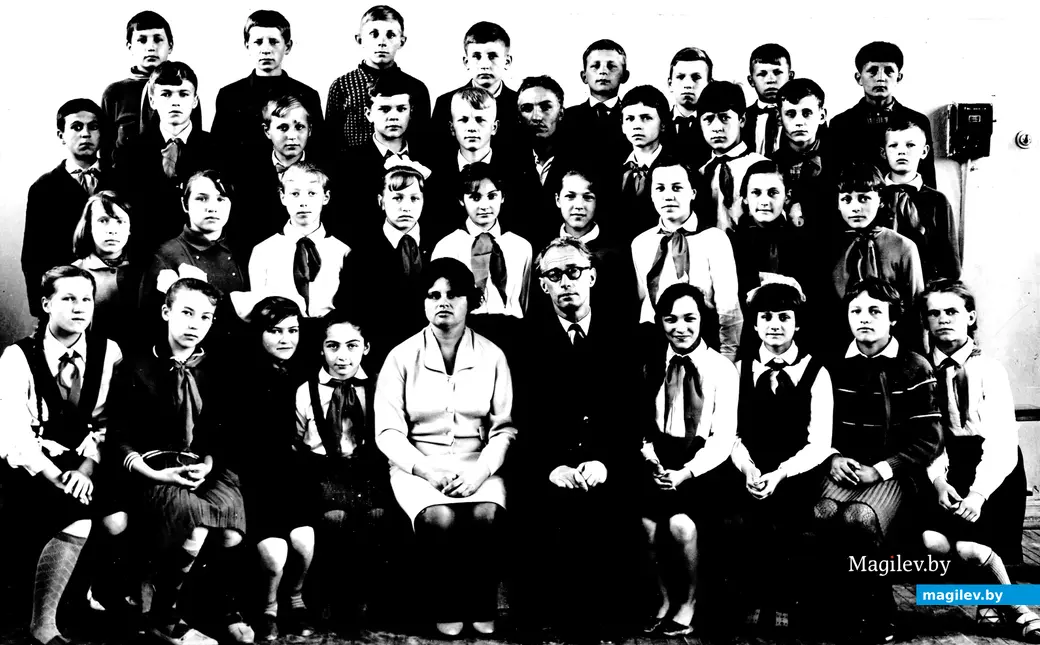 Наш 5-й «А» бобруйской сш №19. В центре, в нижнем ряду – учитель географии Алла Александровна Клецкая и «физик» Юрий Михайлович Балашов. Бобруйск, 1966 год.