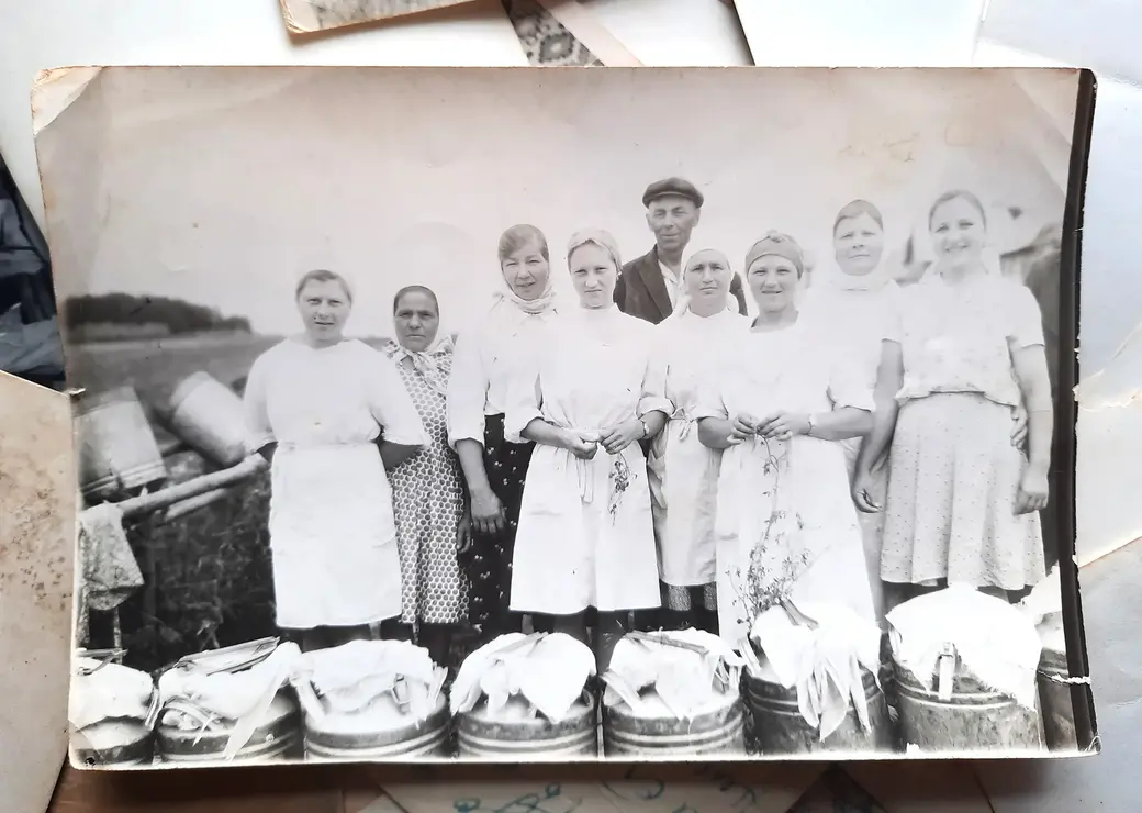 Работали дружной семьей. Доярки с бригадиром