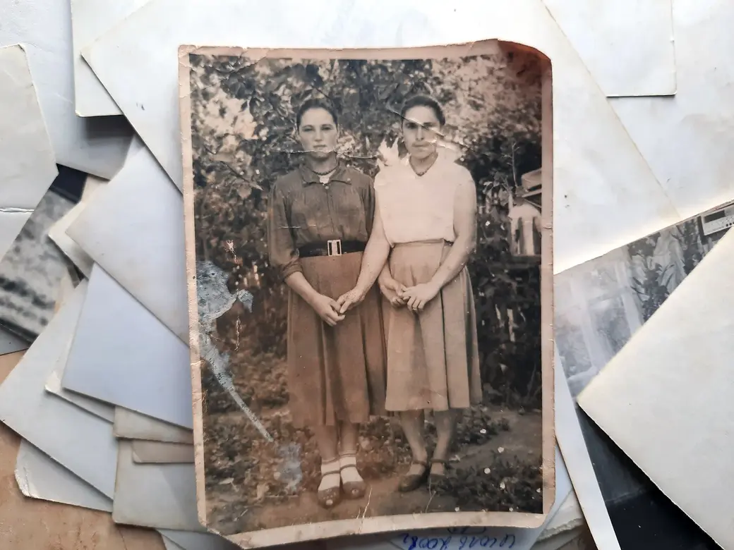 Две подружки под Полтавой. Бабушка Зоя – слева