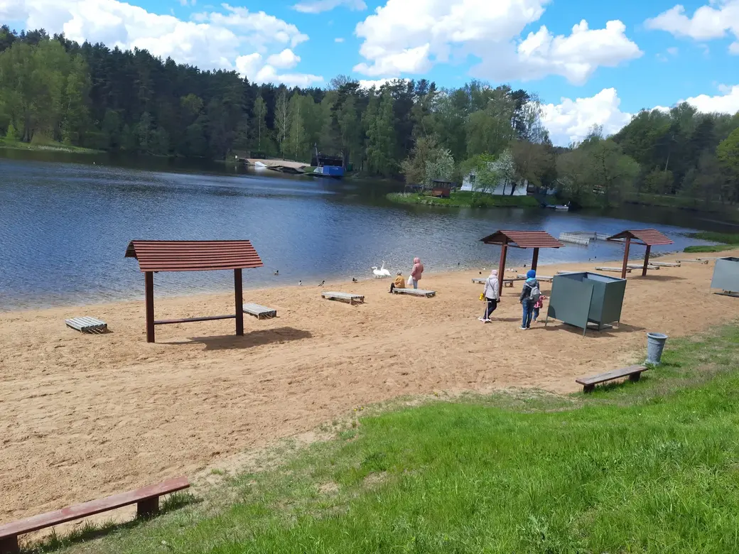 17.05.2022 г. Могилев, Печерское озеро. Посмотреть и покормить лебедей постоянно кто-то приходит