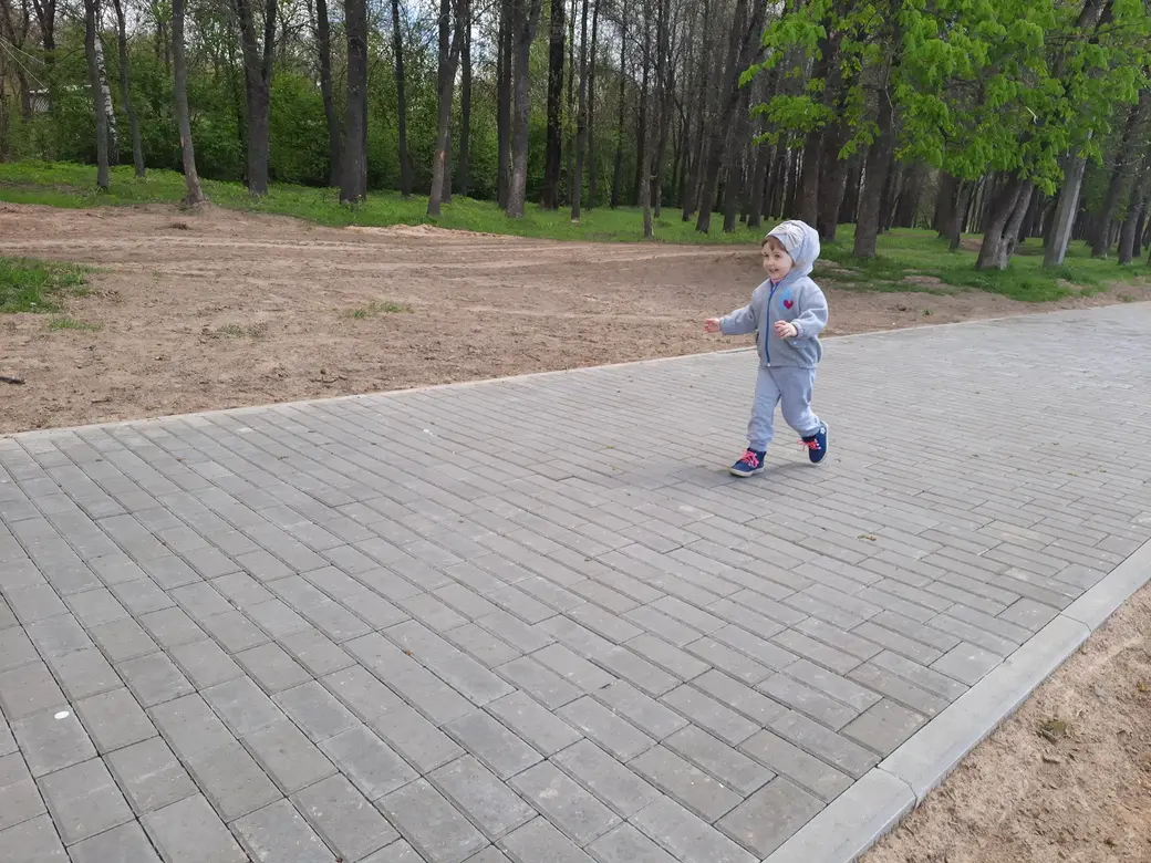 17.05.2022 г. Могилев. Неподалеку от Печерского пляжа выложили новой плиточкой дорожку. Гулять по ней - милое дело