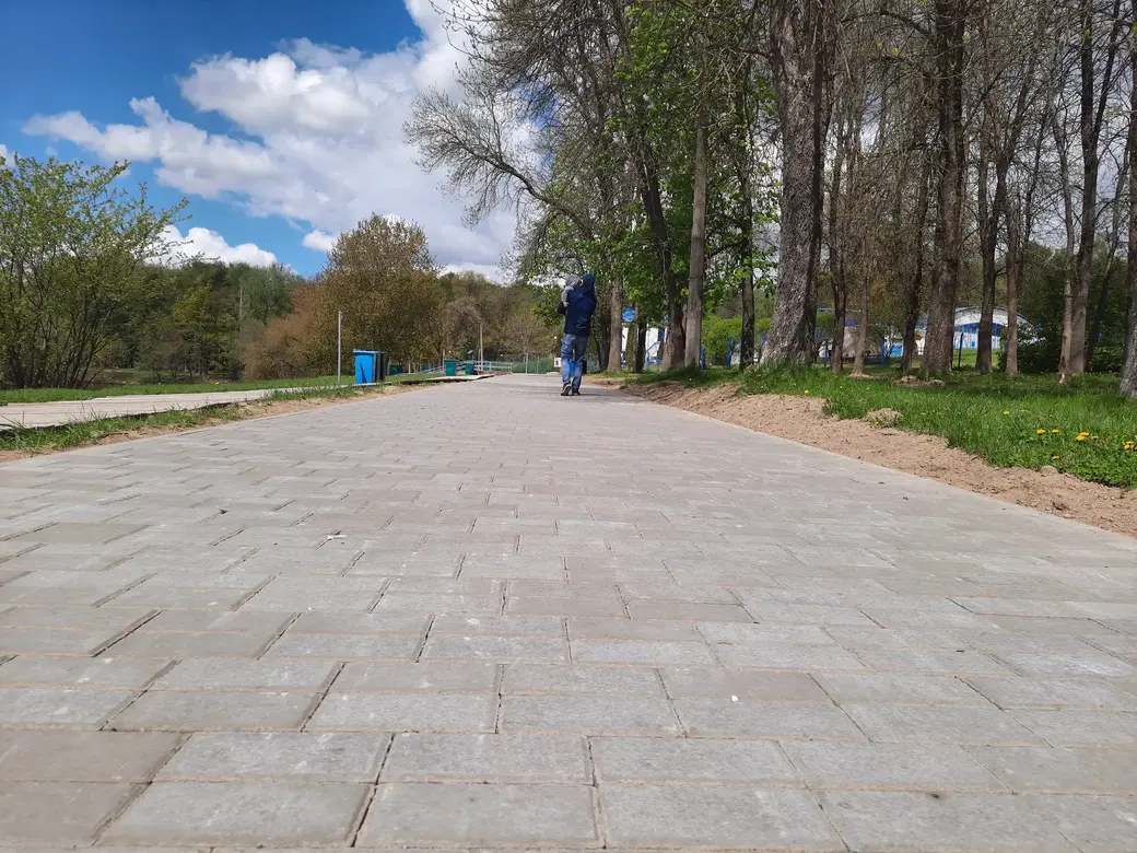 17.05.2022 г. Могилев. Неподалеку от Печерского пляжа выложили новой плиточкой дорожку. Гулять по ней - милое дело
