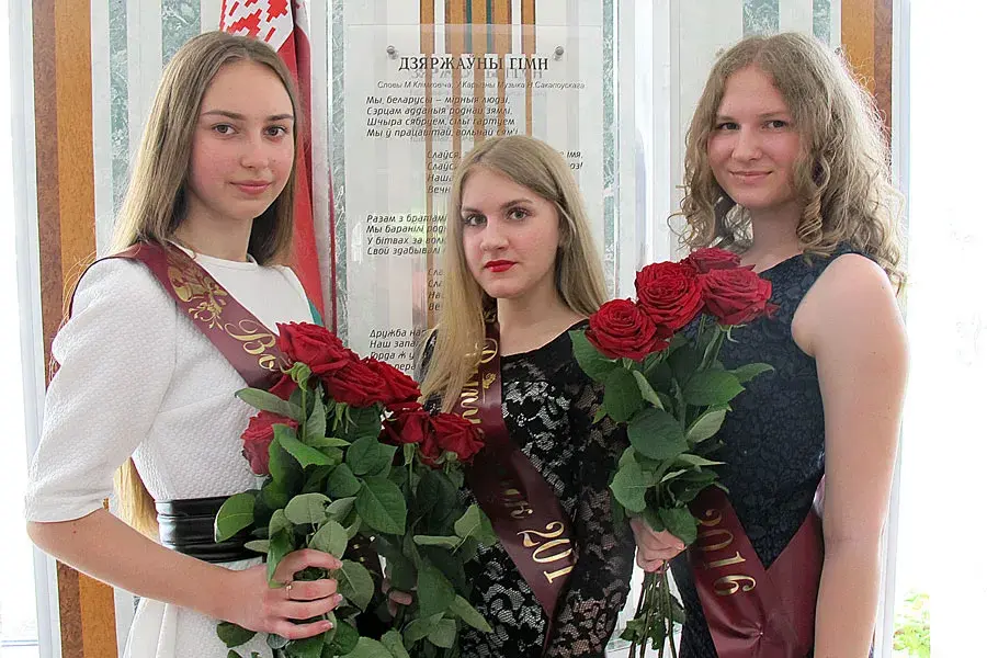 «Последний звонок» в одной из школ Могилева. Фото из архива автора статьи.