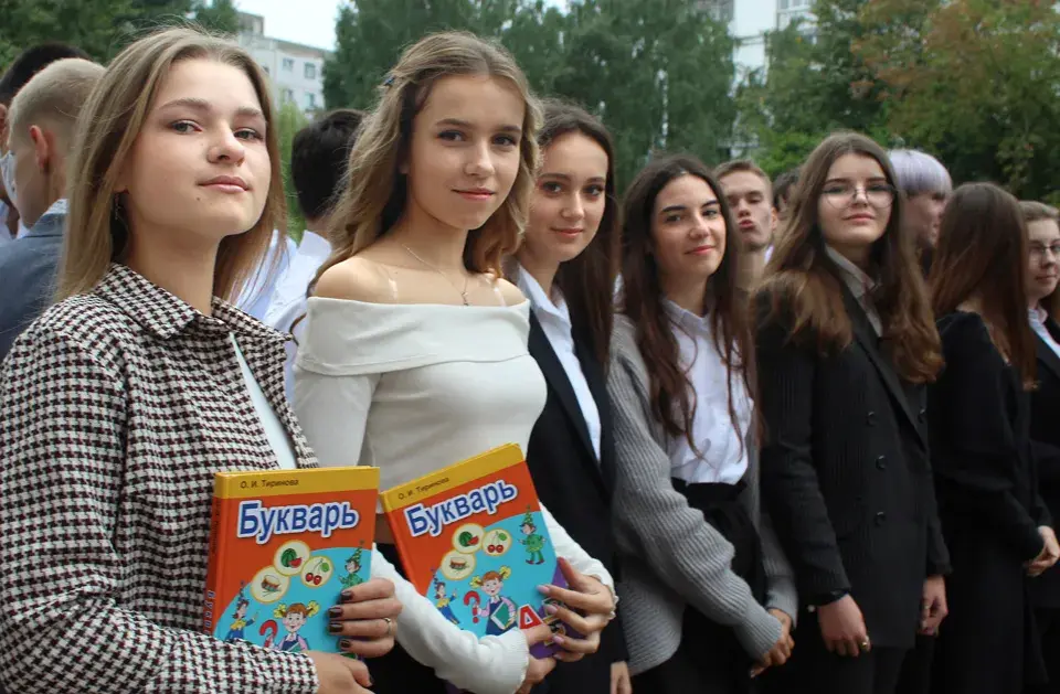 1 сентября в одной из школ Могилева. Фото из архива автора статьи.