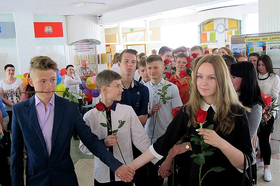 «Последний звонок» в одной из школ Могилева. Фото из архива автора статьи.