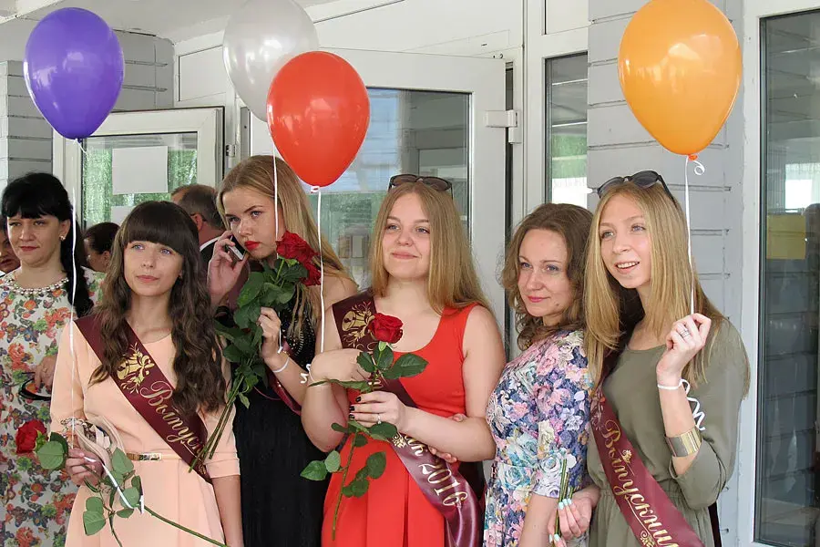 «Последний звонок» в одной из школ Могилева. Фото из архива автора статьи.