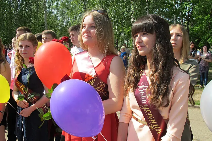 «Последний звонок» в одной из школ Могилева. Фото из архива автора статьи.