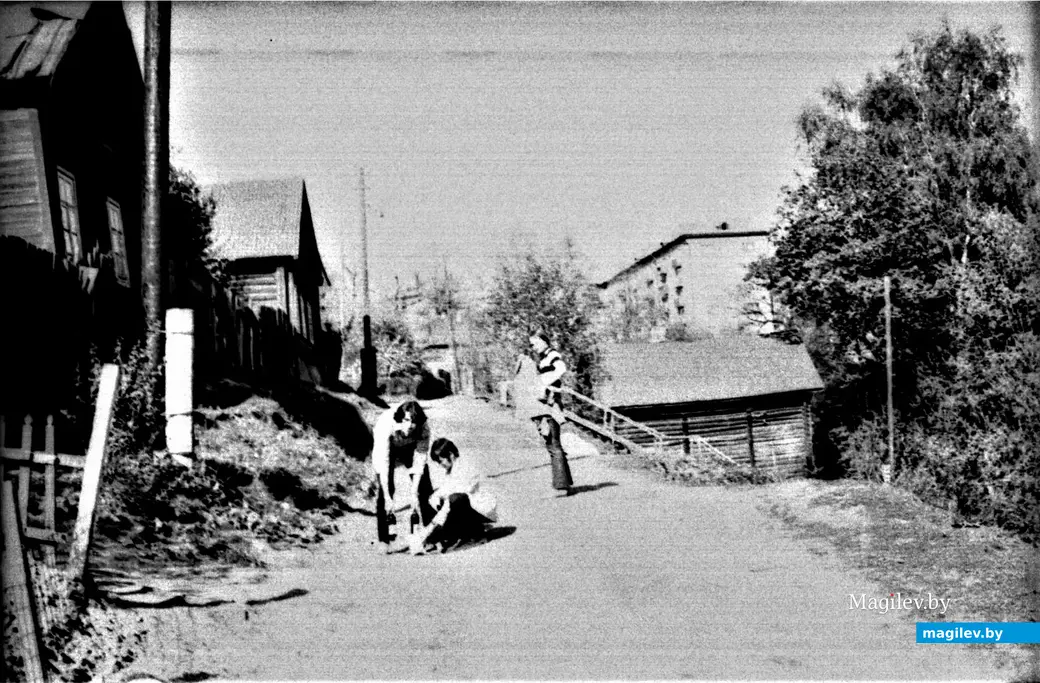 Та же улица Чехова образца 1973 года. Справа (через ров) от присевших на ней «джентльменов» – не попавший в кадр Клубный овраг.