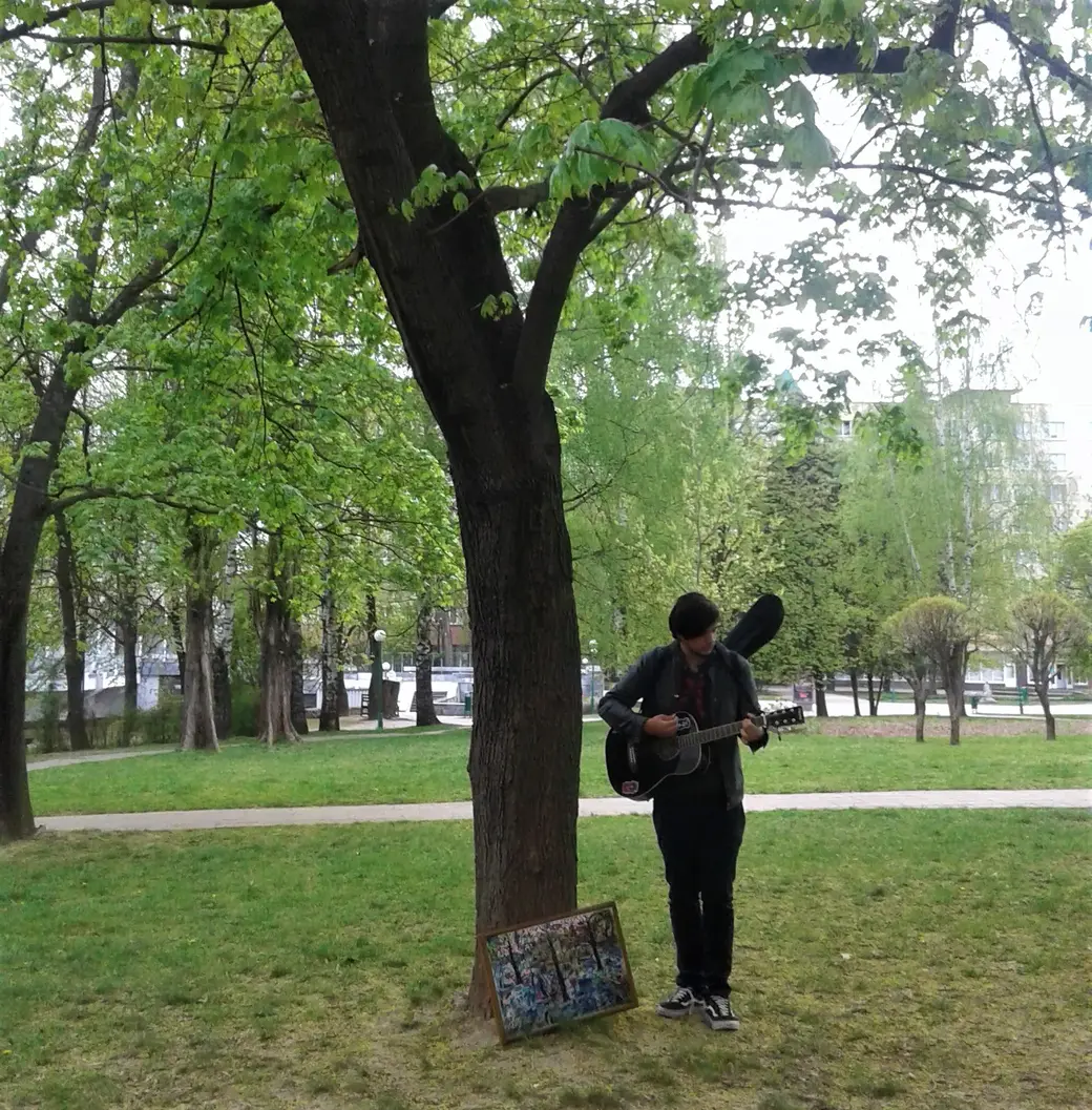 Музыкальный перфоманс у дерева Марата Фарберова. Могилев, 2018 год.