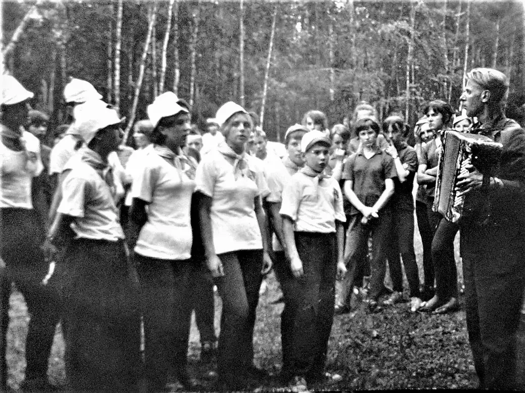 Настоящие пионеры никогда не упустят возможности блеснуть в лагере хоровым пением. Под Бобруйском, 1966 год.