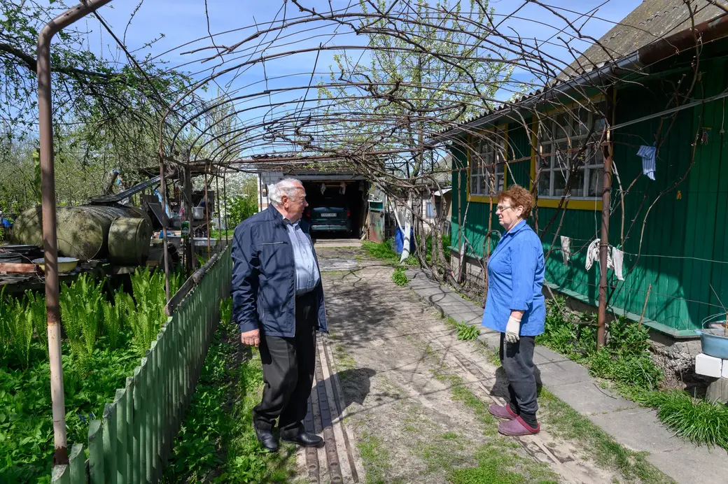 11.05.2022. Телушский сельский Совет. Евгений Михайлович и Валентина Александровна Демковы растят сад в деревне Телуша