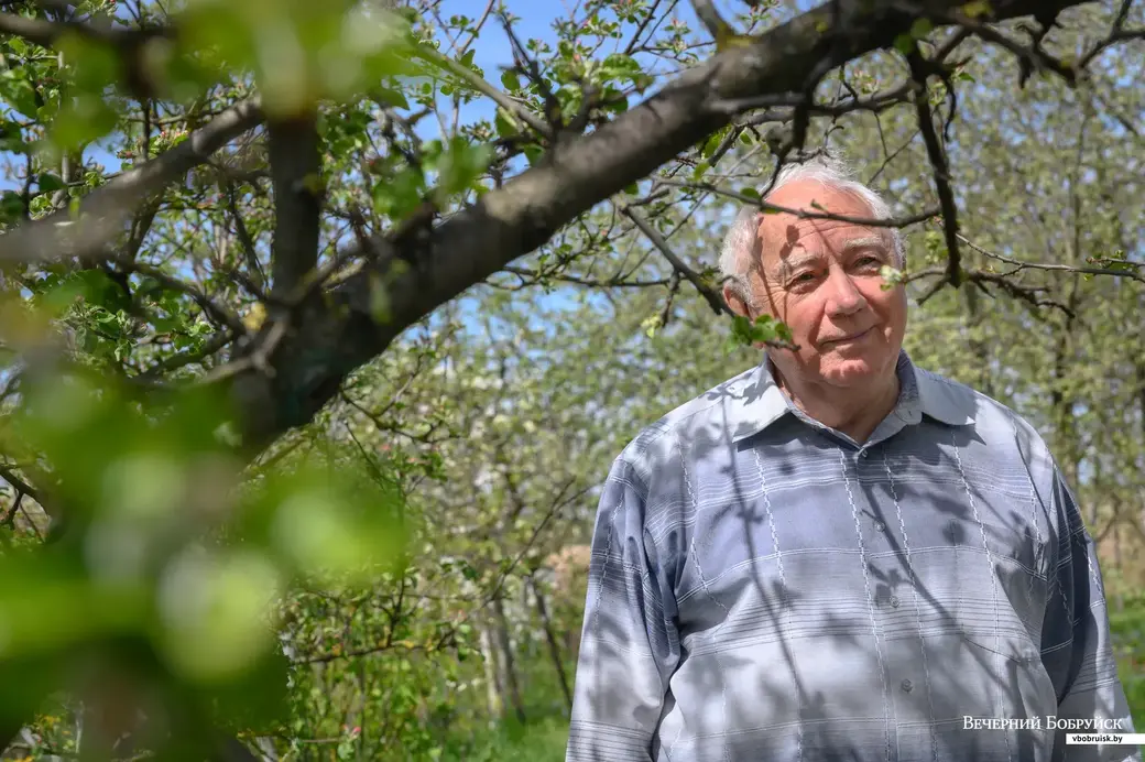 11.05.2022. Телушский сельский Совет. Евгений Михайлович и Валентина Александровна Демковы растят сад в деревне Телуша