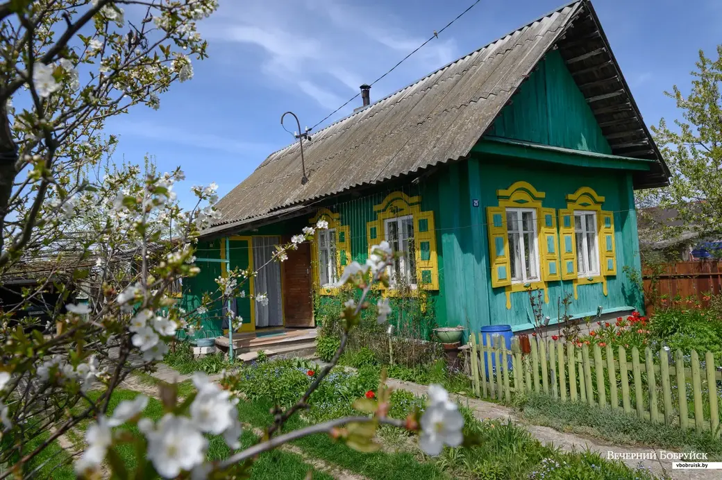 11.05.2022. Телушский сельский Совет. Евгений Михайлович и Валентина Александровна Демковы растят сад в деревне Телуша