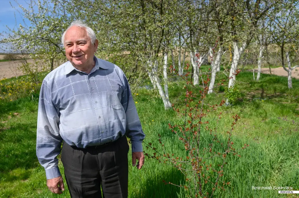 11.05.2022. Телушский сельский Совет. Евгений Михайлович и Валентина Александровна Демковы растят сад в деревне Телуша
