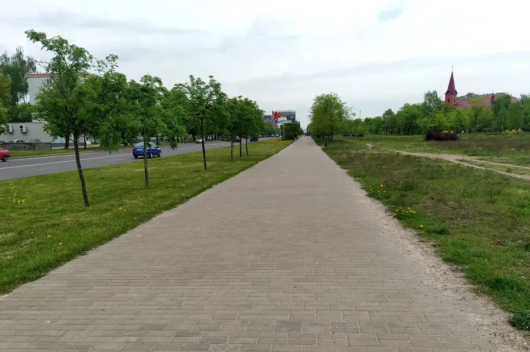 Тротуар по улице Островского по направлению к проспекту Шмидта со стороны парка. Могилев, май 2022 год.