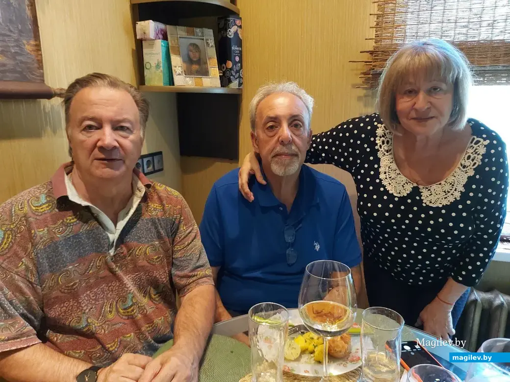 Валерий и Людмила принимают у себя дома приехавшего из-за океана в родной Могилев Алика Кузькина, 2021 год.