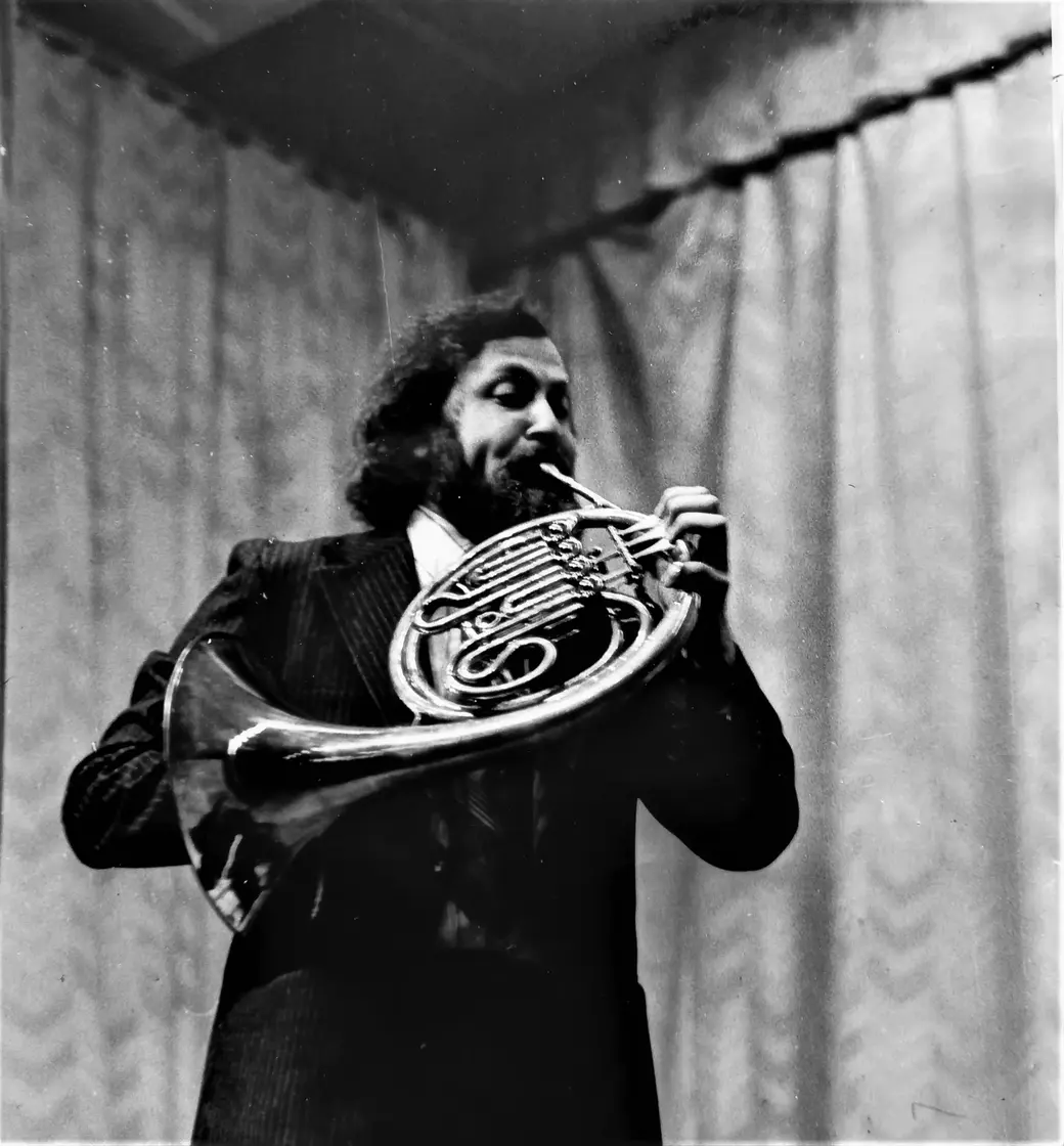 Судьба играет с человеком, а человек (Владимир Браиловский) играет на валторне.