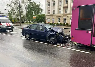 Автомобиль в водоеме и столкновение с автобусом: ДТП выходных дней