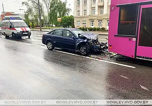 Легковушка врезалась в автобус в Могилеве: травмированы трое парней