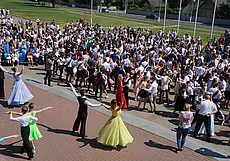 Выпускники Могилева станцуют вальс на площади Славы