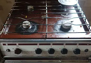 Оставили на включенной плите сковороду и оказались в больнице