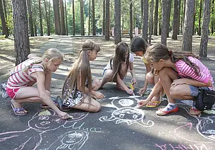 Кто сможет получить путевку в оздоровительный лагерь с бюджетной дотацией: правительством обновлен порядок оздоровления детей