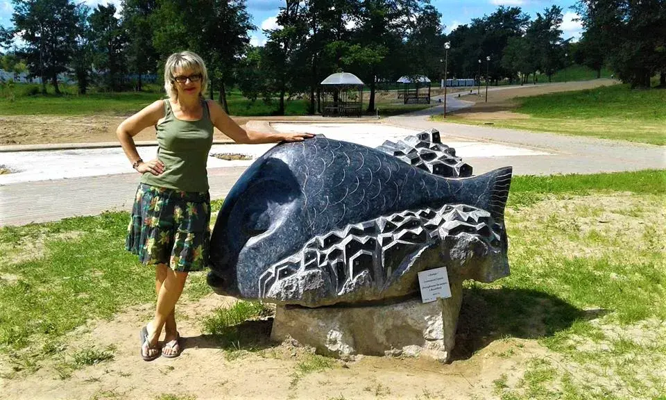 Наташа и «Рыба» Сергея Сотникова с домиком, где никогда не гаснет Танино окошечко. Могилев, Подниколье, 2017 год.