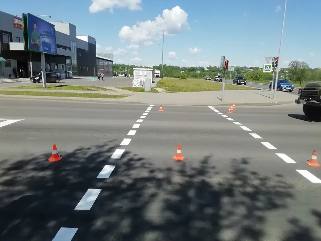Разметка дороги в Могилеве. 25.05.2022. Район остановки Детская стомотология