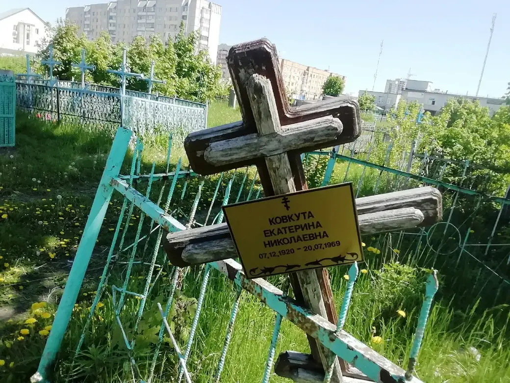 «Луполовское» кладбище: заросло травой, некоторые могилы провалились. Могилев, 25.05.2022 г.