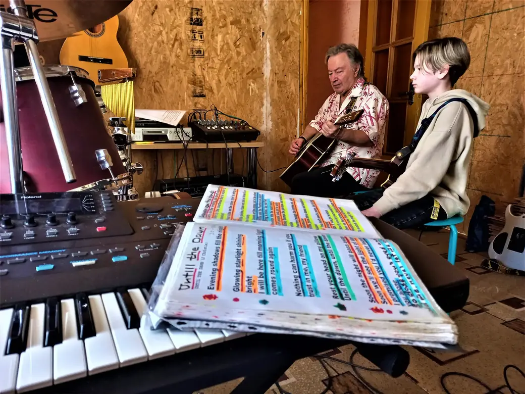 Валерий Катков и его внук Никита. Репетиция перед выступлением в «Четвертой студии».