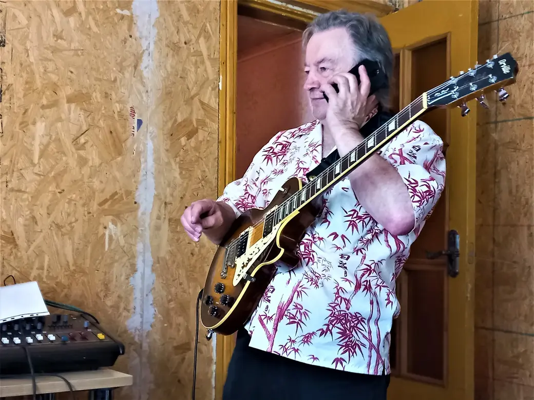 В прямом эфире по телефону не поговоришь.