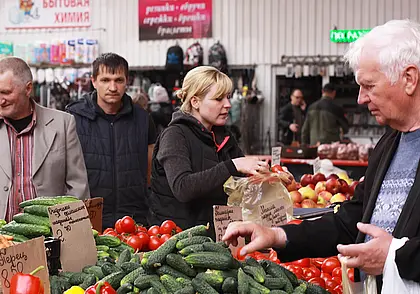 Клубника – от 9 до 25, черешня – по 25 рублей за кг