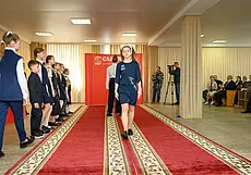 Спокойные цвета, качественные материалы, комфортная посадка. В Бобруйске прошел показ школьной формы от «Славянки» (видео)