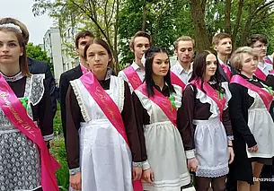 В школах планируется ввести обязательную единую форму и прослушивание гимна, а уроки – без смартфонов