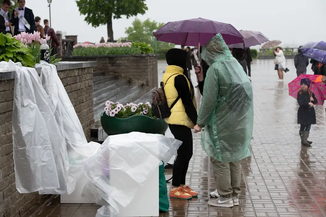 30.05.2022 г. Могилев, площадь Славы. Из-за дождливой погоды в Могилеве запланированный «Вальс выпускников» так и не состоялся