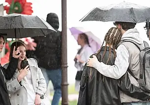 Дождь помешал выпускникам станцевать вальс на площади Славы в Могилеве
