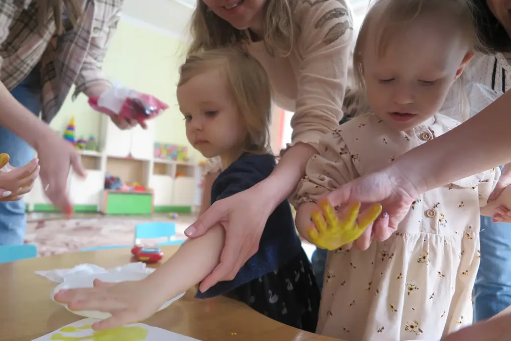 31.05.2022 г. Могилев, ясли-сад №46. Малышки оставляют свой след , точнее отпечатки ладоней, в истории сада
